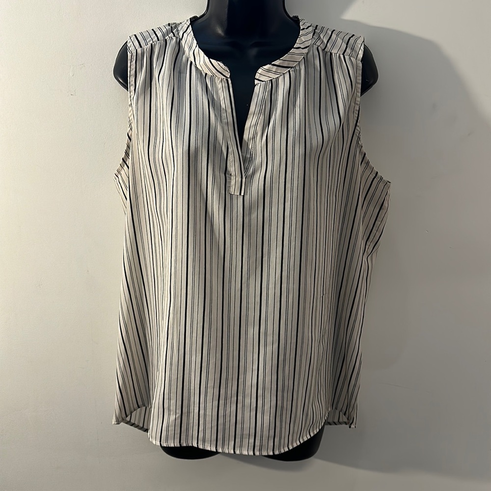White with black stripe women’s sleeveless shell blouse large